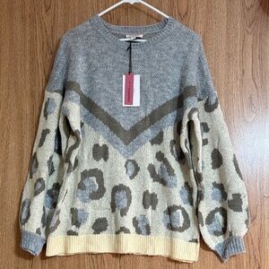 NWT ANDREE BY UNIT Gray and Cream Patterned Sweater
